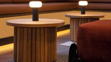 Un intérieur moderne avec des tables rondes en bois et un canapé rouge moelleux.