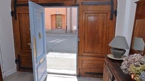 Une porte en bois avec une poignée en laiton qui donne sur la rue.