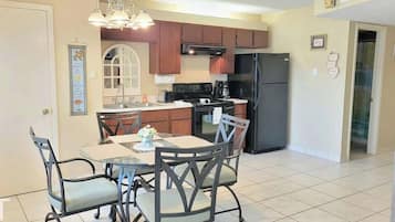 Condo, 1 Queen Bed with Sofa bed, Hot Tub | Private kitchen | Fridge, microwave, oven, stovetop