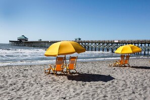 On the beach - Oceanfront Getaway - Private Boardwalk, Enclosed sun porch (Folly Beach)