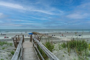 On the beach - Oceanfront Getaway - Private Boardwalk, Enclosed sun porch (Folly Beach)