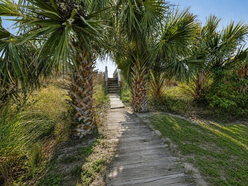 Oceanfront Getaway - Private Boardwalk, Enclosed sun porch