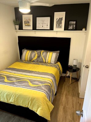 Desk, iron/ironing board, WiFi, bed sheets