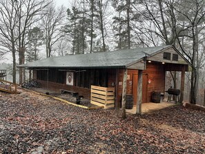Exterior - Cabin 4 - Rustic Mountain Cabin - Up to 4 persons (Hatfield)