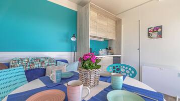 Family Mobile Home, Multiple Bedrooms, Mountainside (Happy House Of Nature) | Dining