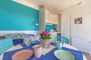 Mobile Familienunterkunft, Mehrere Schlafzimmer, Bergseite (Happy House Of Nature) | Speisen