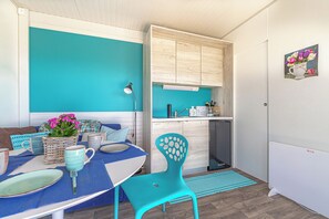 Mobile Familienunterkunft, Mehrere Schlafzimmer, Bergseite (Happy House Of Nature) | Wohnbereich | Fernseher