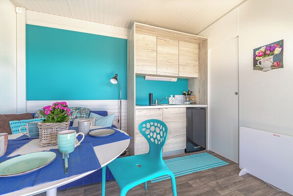Family Mobile Home, Multiple Bedrooms, Mountainside (Happy House Of Nature) | Private kitchenette - Happy House Of Nature (Šmartno ob Paki)