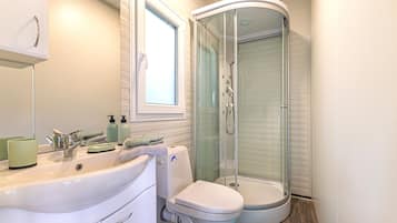 Mobil Karavan Keluarga, beberapa kamar, tepi gunung (Happy House Of Nature) | Kamar mandi | Shower, handuk, sabun, dan sampo