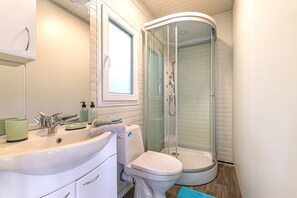 Mobile Familienunterkunft, Mehrere Schlafzimmer, Bergseite (Happy House Of Nature) | Badezimmer | Dusche, Handtücher, Seife, Shampoo