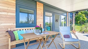Familiehusvogn, flere soverom, ved fjell (Happy House Of Nature) | Terrasse/patio