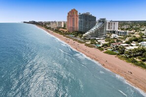 Beach nearby, sun loungers, beach towels