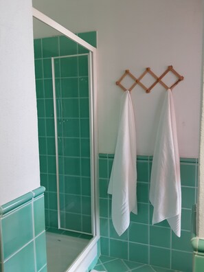 Dusche, Haartrockner, Bidet, Seife