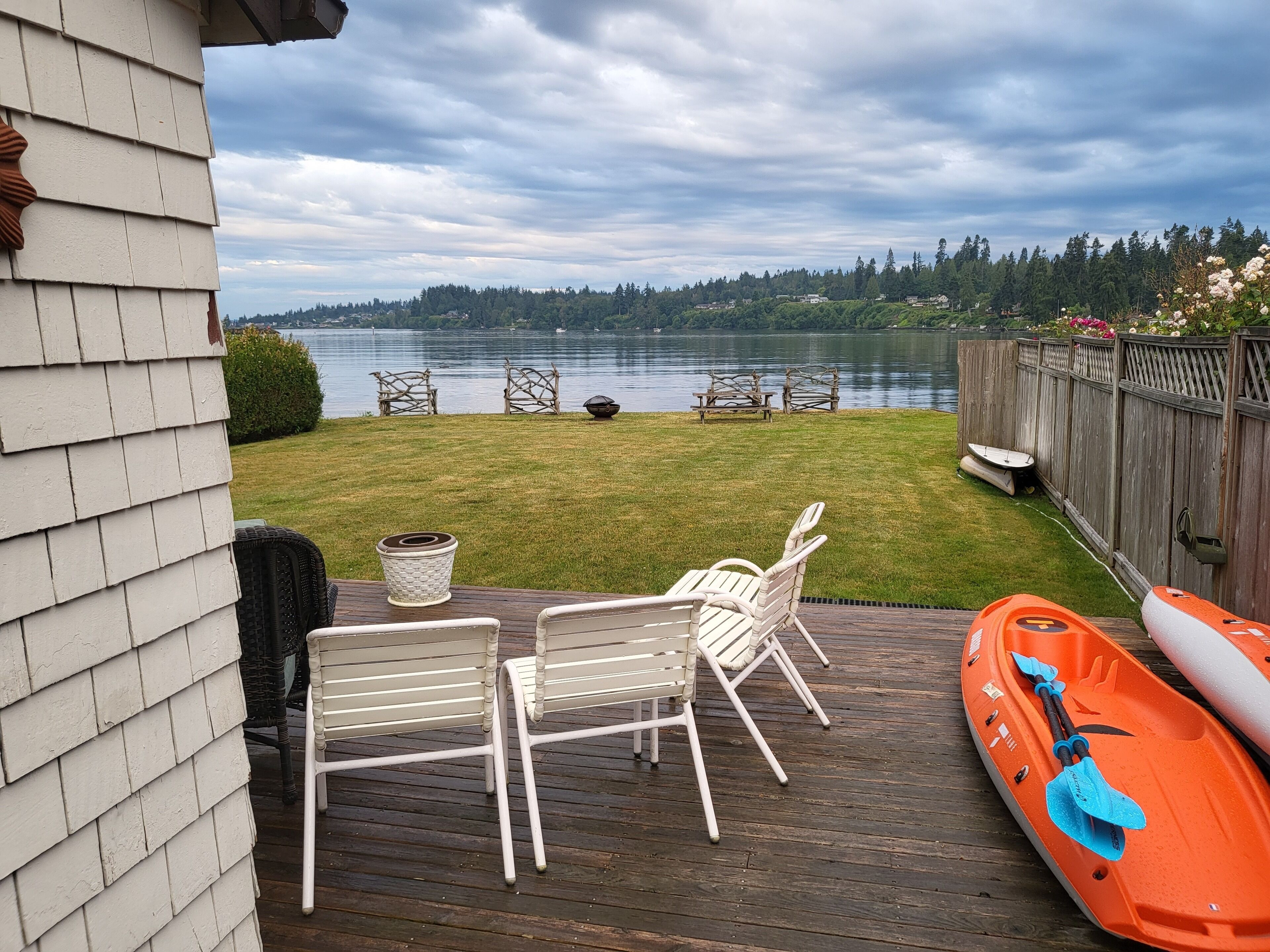 KINGSTON Beachfront Bungalow. 2 blocks to shops & Seattle Ferry--NO CLEANING FEE