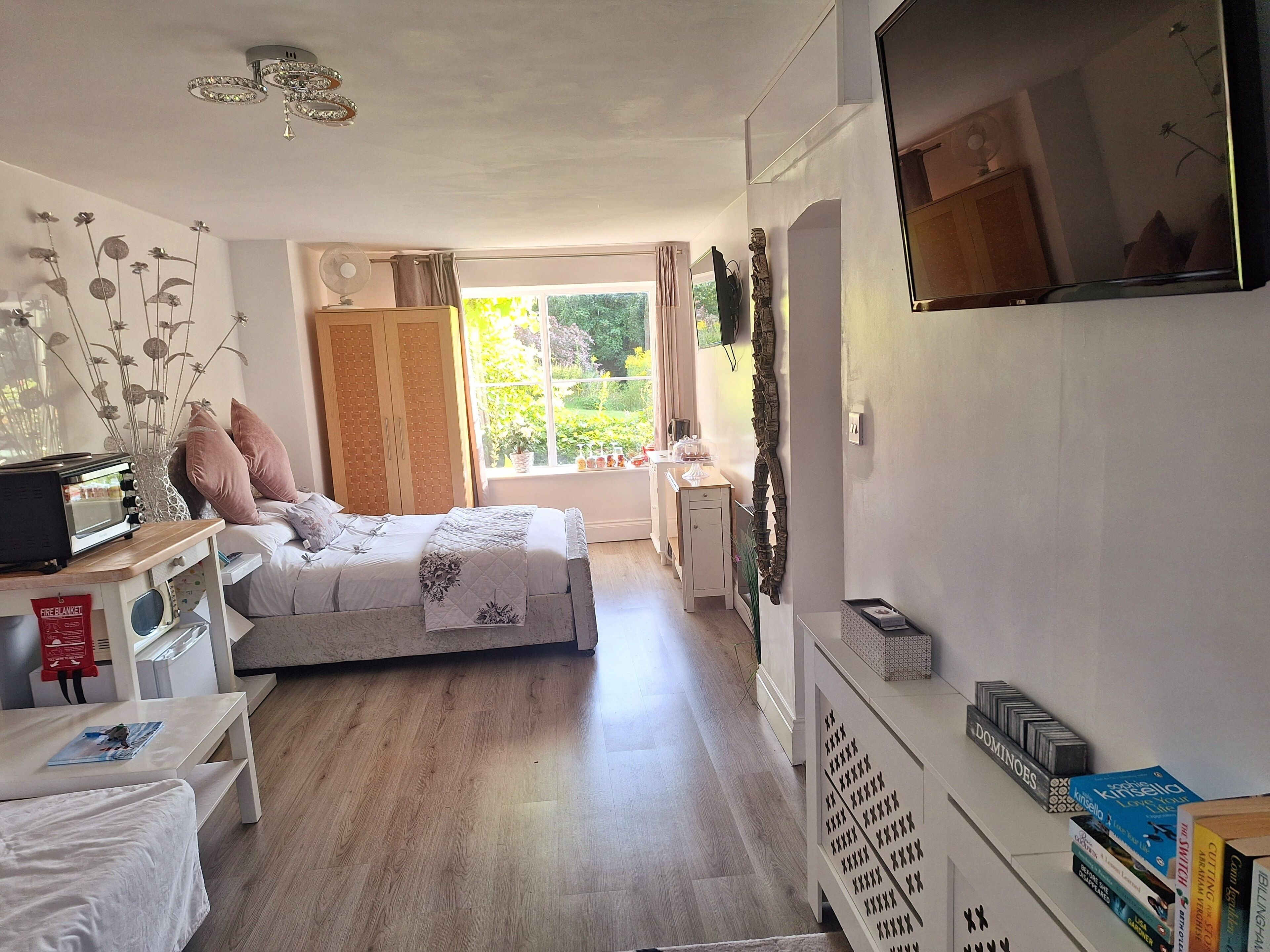 Iron/ironing board, free WiFi, bed sheets