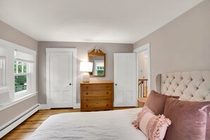 4 bedrooms, desk, iron/ironing board, travel crib