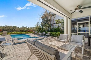 Outdoor dining - Liberty Hope: Private Pool, Water Park, Golf View, Near Disney (Kissimmee)
