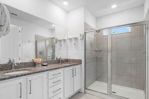 Shower, hair dryer, towels - Liberty Hope: Private Pool, Water Park, Golf View, Near Disney (Kissimmee)