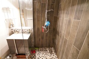 Douche, savon, papier toilette