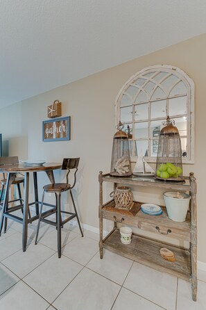 Dining - Gulf Front, Private Beach Access & Beach Chair Service Included (Miramar Beach)
