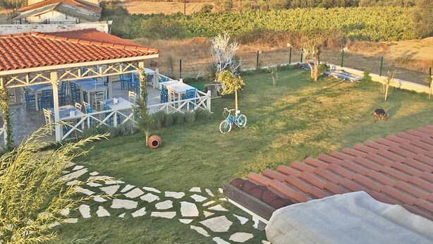 Un patio con mobiliario exterior y vistas del paisaje circundante.