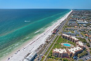 Una spiaggia nelle vicinanze
