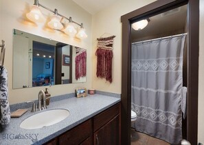 Douche, serviettes fournies, savon, papier de toilette