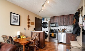 Kylskåp, mikrovågsugn, ugn och spishäll