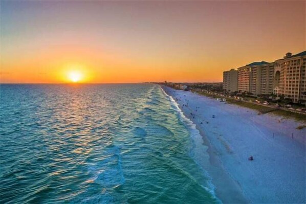 Beach nearby - Gorgeous 3 bd Condo, Seascape Resort, Golf Cart Included (Miramar Beach)