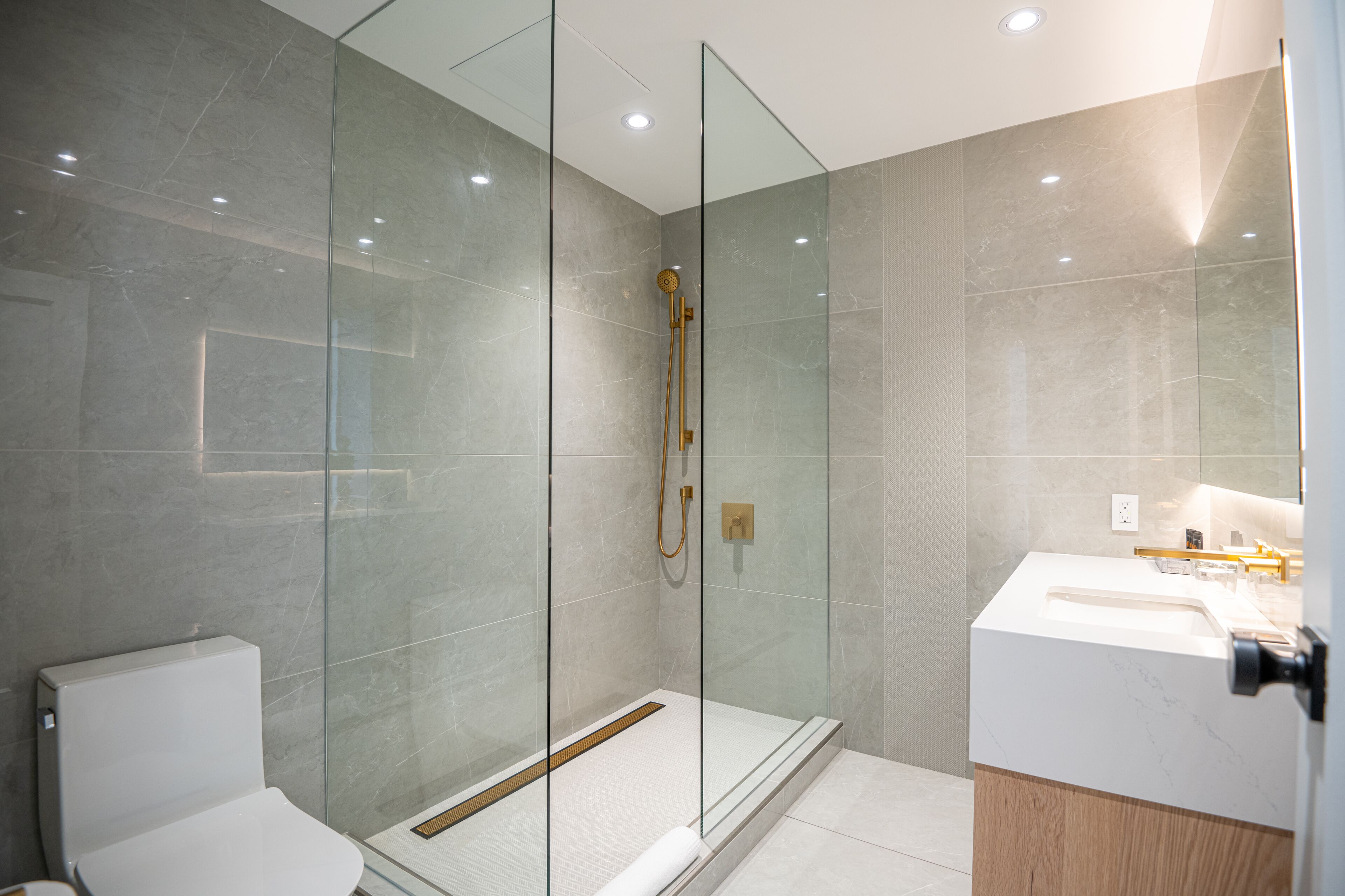 deluxe room | bathroom | hair dryer, bathrobes, electronic bidet, towels