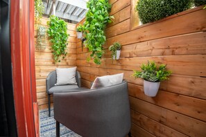 Superior Suite | Living area | LED TV, Netflix, pay films, streaming services - Hôtel Boutique Ophelia - Par Aneyro (Québec City)