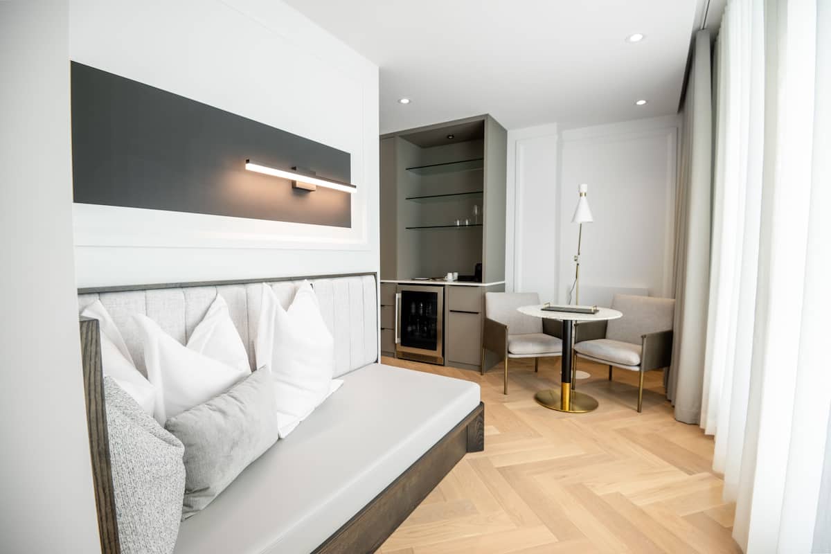 deluxe suite | living area | led tv, netflix, pay films, streaming services