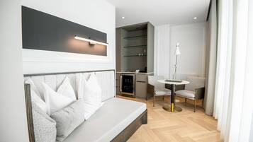 Suite – deluxe | Oppholdsområde | LED-TV, Netflix, filmkjøp og strømmetjenester