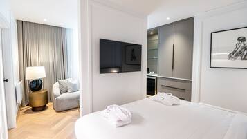 Superior suite | Een minibar, een kluis op de kamer, verduisterende gordijnen