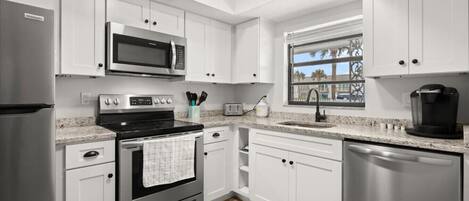 ثلاجة، ميكروويف، فرن، موقد طهي مسطح