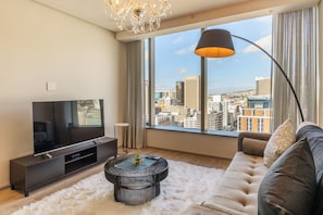 Penthouse presidencial, 2 habitaciones, cocina, vista a la montaña | Área de sala de estar | Smart TV de 55 pulgadas con canales por cable, televisión y Netflix