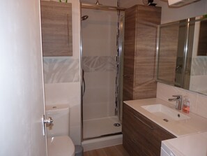 Een douche, toiletpapier