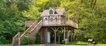 Exclusive Heated Treehouse; 15 min to Asheville!