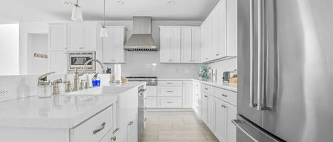 Refrigerador, microondas, horno, placa de cocina