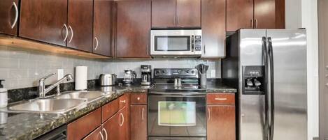 Réfrigérateur, four à micro-ondes, lave-vaisselle, cafetiÚre-théiÚre