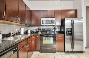 Refrigerador, microondas, lavavajillas y cafetera y tetera 