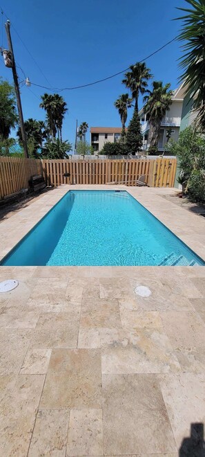 สระว่ายน้ำกลางแจ้ง