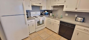 House, Multiple Beds, Kitchen, Pool View | Private kitchen | Fridge, microwave, oven, stovetop