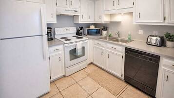 House, Multiple Beds, Kitchen, Pool View | Private kitchen | Fridge, microwave, oven, stovetop