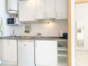 冷蔵庫、電子レンジ、コーヒー / ティーメーカー、電気ポット