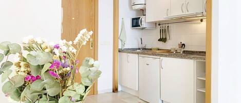 Réfrigérateur, micro-ondes, cafetière/bouilloire, bouilloire électrique