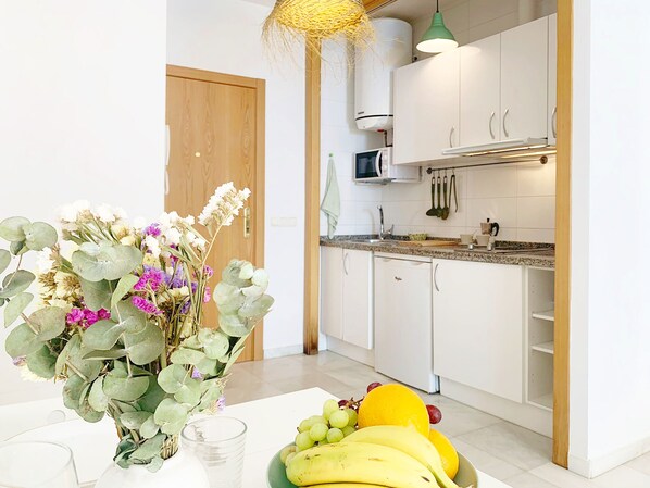 Een koelkast, een microgolfoven, een koffiezetapparaat/waterkoker