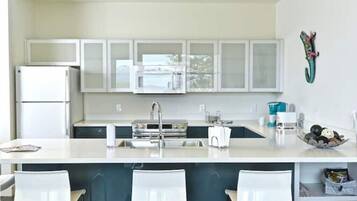 Coffee/tea maker, fridge, microwave, oven