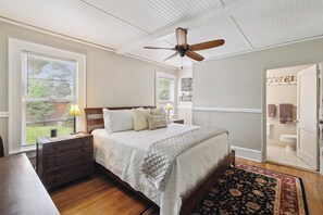 2 bedrooms, desk, iron/ironing board, free WiFi - Historic House in Downtown Waynesville! With a firepit! And Hot Tub ๐ (Waynesville)