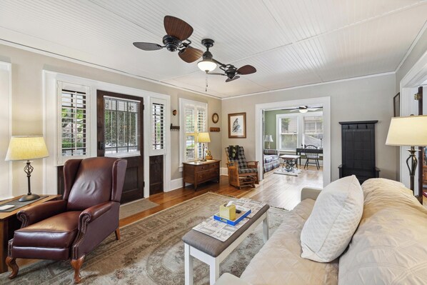 Smart TV, fireplace, books, printers - Historic House in Downtown Waynesville! With a firepit! And Hot Tub ๐ (Waynesville)